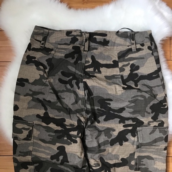 PrettyLittleThing Camo Joggers - Picture 4 of 5